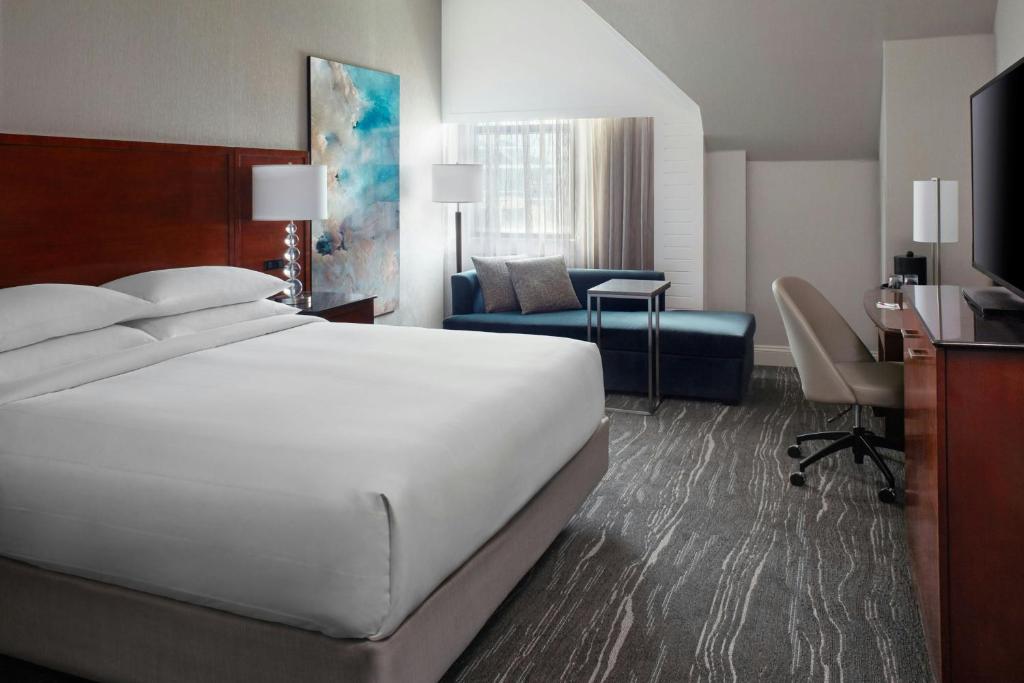 TV a/nebo společenská místnost v ubytování Halifax Marriott Harbourfront Hotel