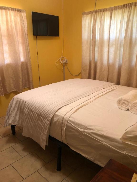Postel nebo postele na pokoji v ubytování Jimmys Cozy Corner