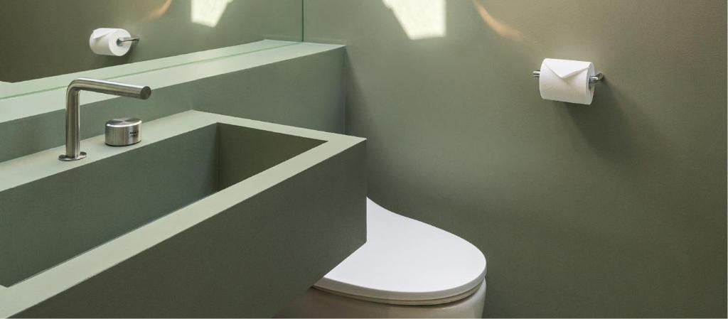 ein Bad mit WC und WC-Papierspender in der Unterkunft Nostalgia Hanok Hotel in Seoul