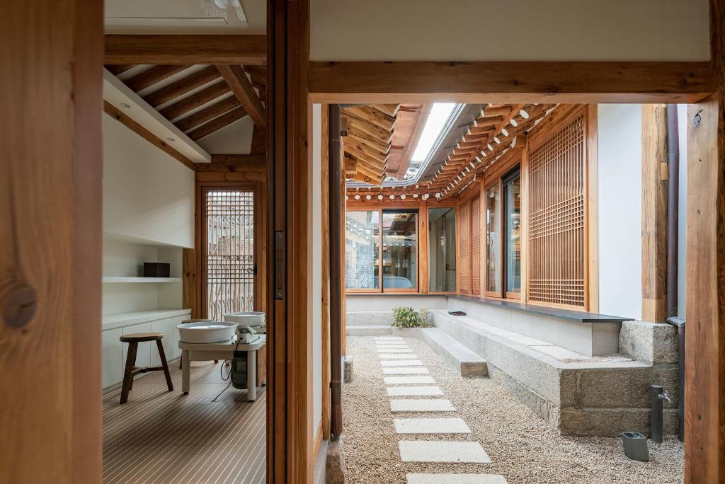 Ein Sitzbereich in der Unterkunft Nostalgia Hanok Hotel