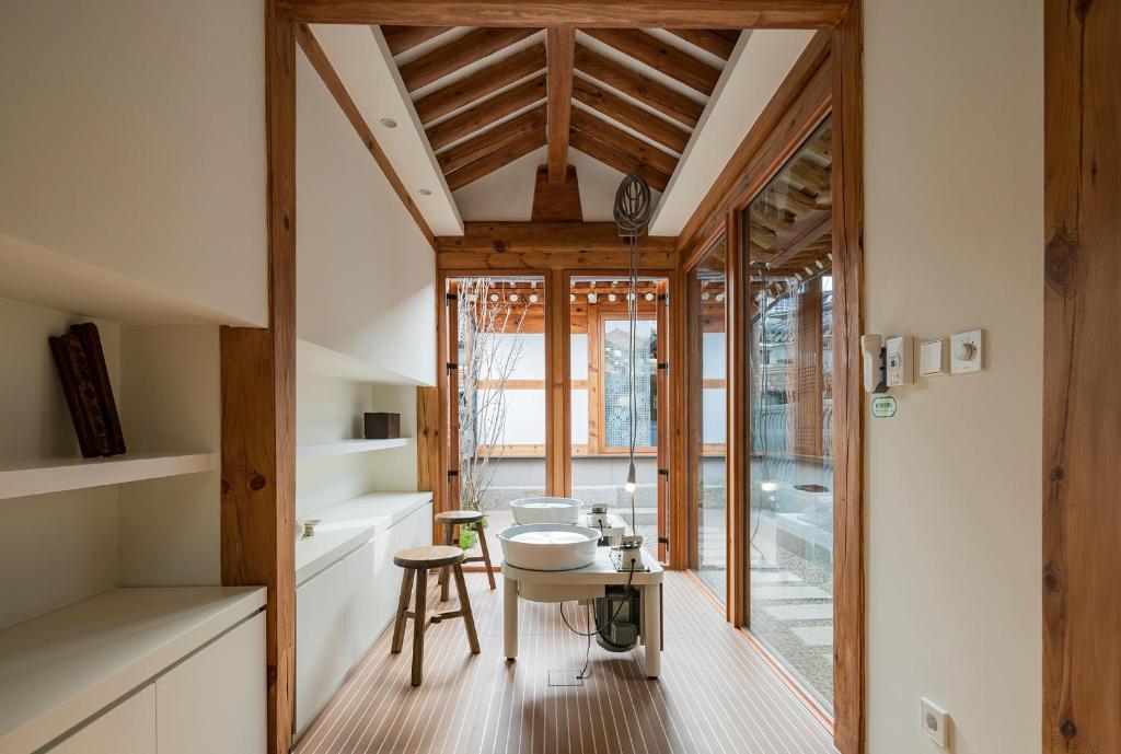 Ein Sitzbereich in der Unterkunft Nostalgia Hanok Hotel