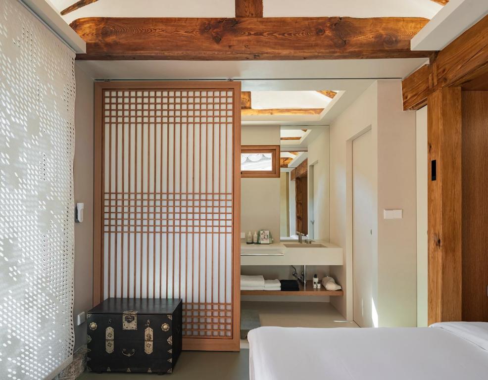 Ein Bett oder Betten in einem Zimmer der Unterkunft Nostalgia Hanok Hotel