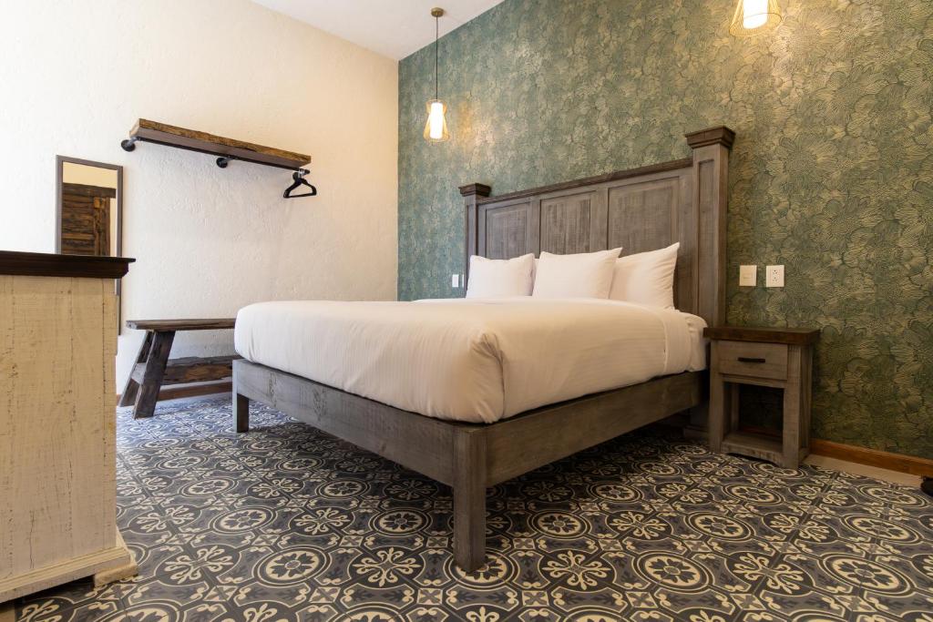 TonanzintlaにあるBendito Capricho Hotelの部屋にベッドがある寝室