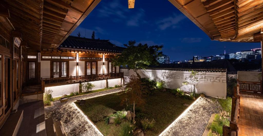 einen externen Blick auf ein Gebäude mit einem Garten in der Nacht in der Unterkunft Nostalgia Hanok Hotel in Seoul