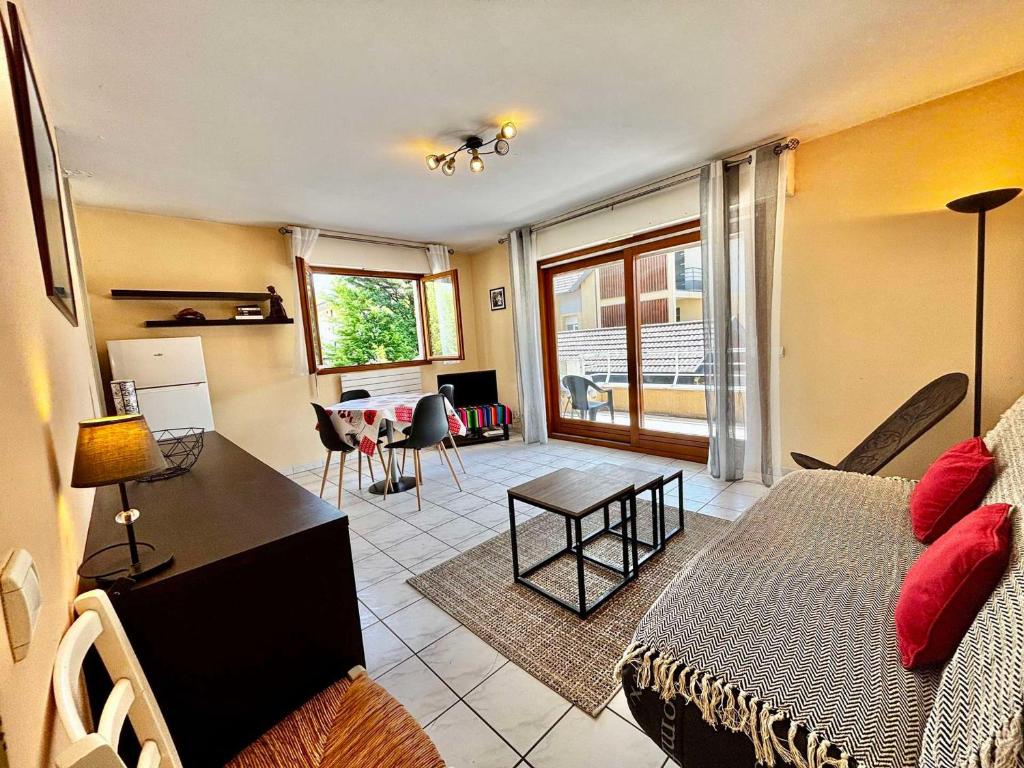 Photo de la galerie de l'établissement Agréable 2 pièces avec terrasse, parking, proche lac et commerces à Annecy - FR-1-432-6, à Annecy