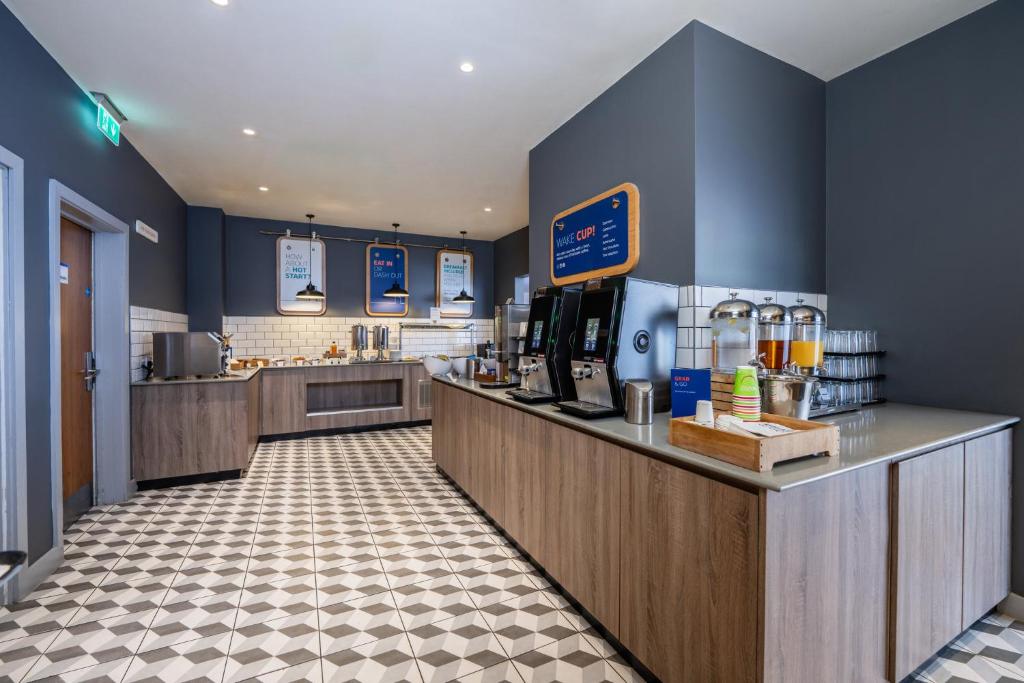 a fast food restaurant with a counter and a counter at Holiday Inn Express Aberdeen Airport by IHG in Dyce