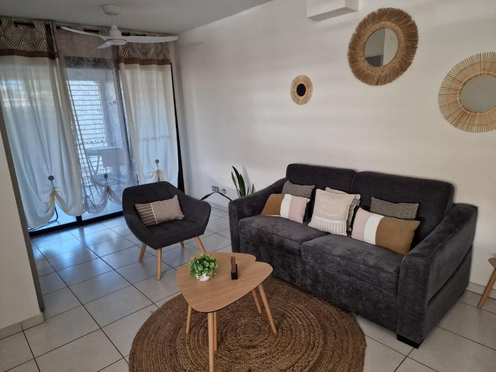 una sala de estar con un sofá y una mesa en La Terrasse de Ugo, en Saint-Pierre