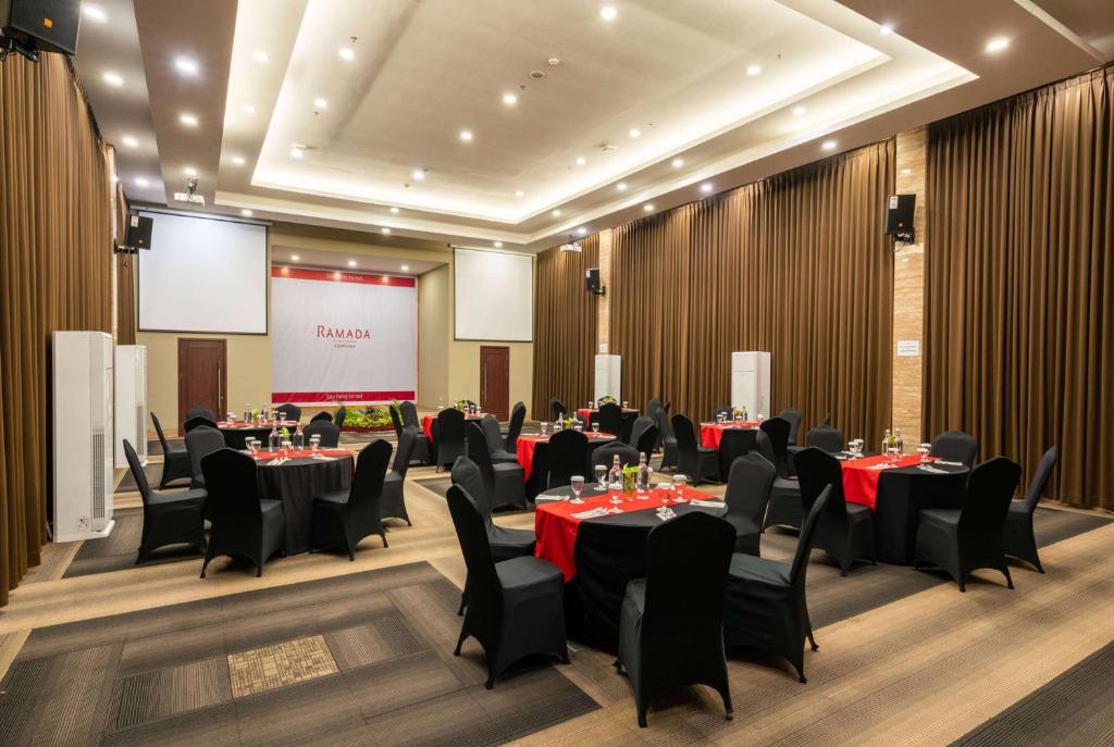 Zona business o sala conferenze di Ramada by Wyndham Serpong