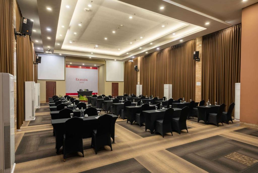 Zona business o sala conferenze di Ramada by Wyndham Serpong