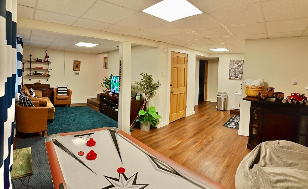 Posezení v ubytování Poconos Getaway with Hot Tub-Close to Attractions, Perfect for Family &Friends!