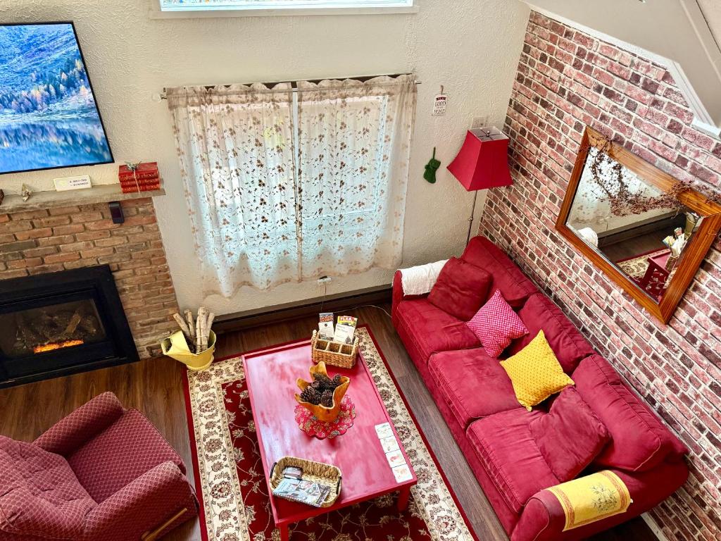 Posezení v ubytování Poconos Getaway with Hot Tub-Close to Attractions, Perfect for Family &Friends!