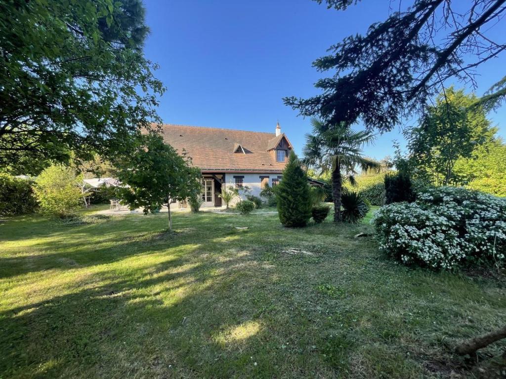 ein Haus mit einem großen Hof mit Bäumen und Gras in der Unterkunft Grande maison avec jardin près de Tours - FR-1-381-620 in Chambray-lès-Tours