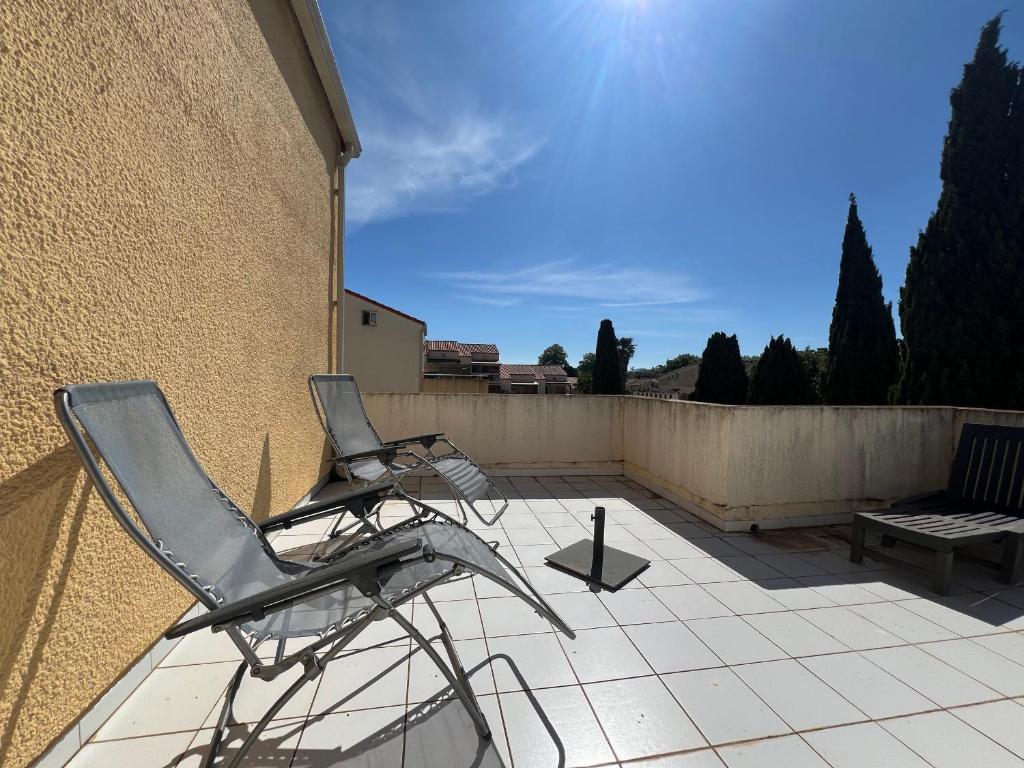 une paire de chaises assises sur une terrasse dans l'établissement Appartement T3 à Argelès-sur-Mer avec Terrasse et Parking - FR-1-309-509, à Argelès-sur-Mer