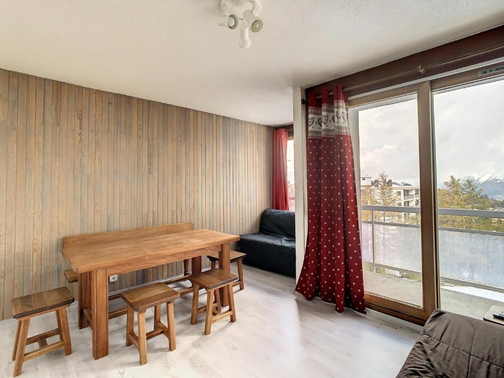 un salon avec une table et un canapé dans l'établissement Charmant appartement à La Toussuire, 5 pers, près des pistes - FR-1-416-235, à La Toussuire