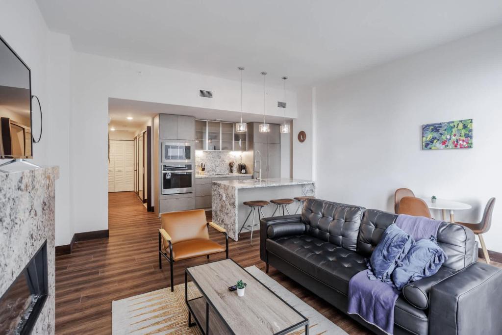 a living room with a couch and a kitchen at CozySuites Sky Central #6 in Cincinnati