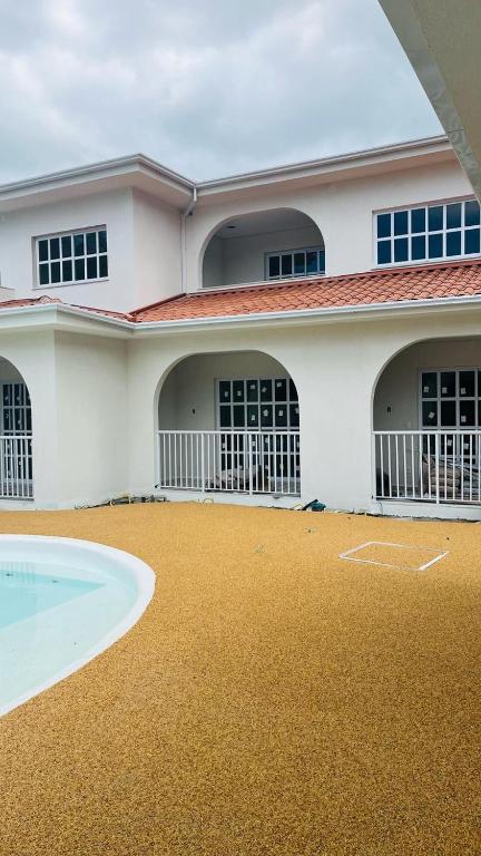 Kolam renang di atau dekat dengan Santé Vivre L'expericénce