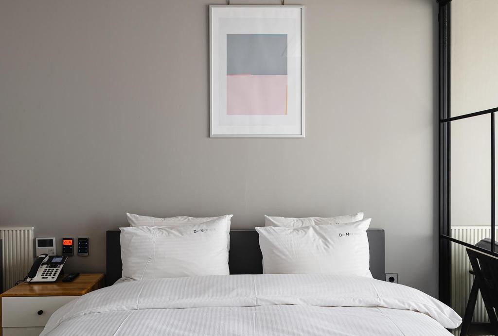 Postel nebo postele na pokoji v ubytování Daynice hotel