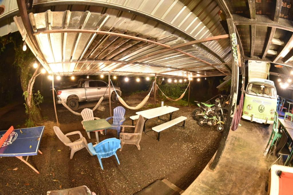 an overhead view of a patio with a table and chairs at Hostal La Casa de Juan in Valle de Anton