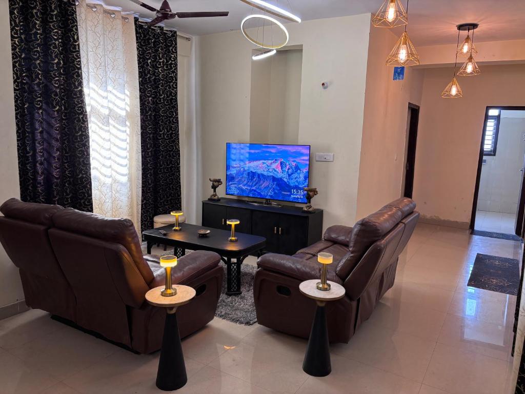 TV a/nebo společenská místnost v ubytování Terminal Stay - Heavenly Independent Jungle Retreat Flat in Meerut