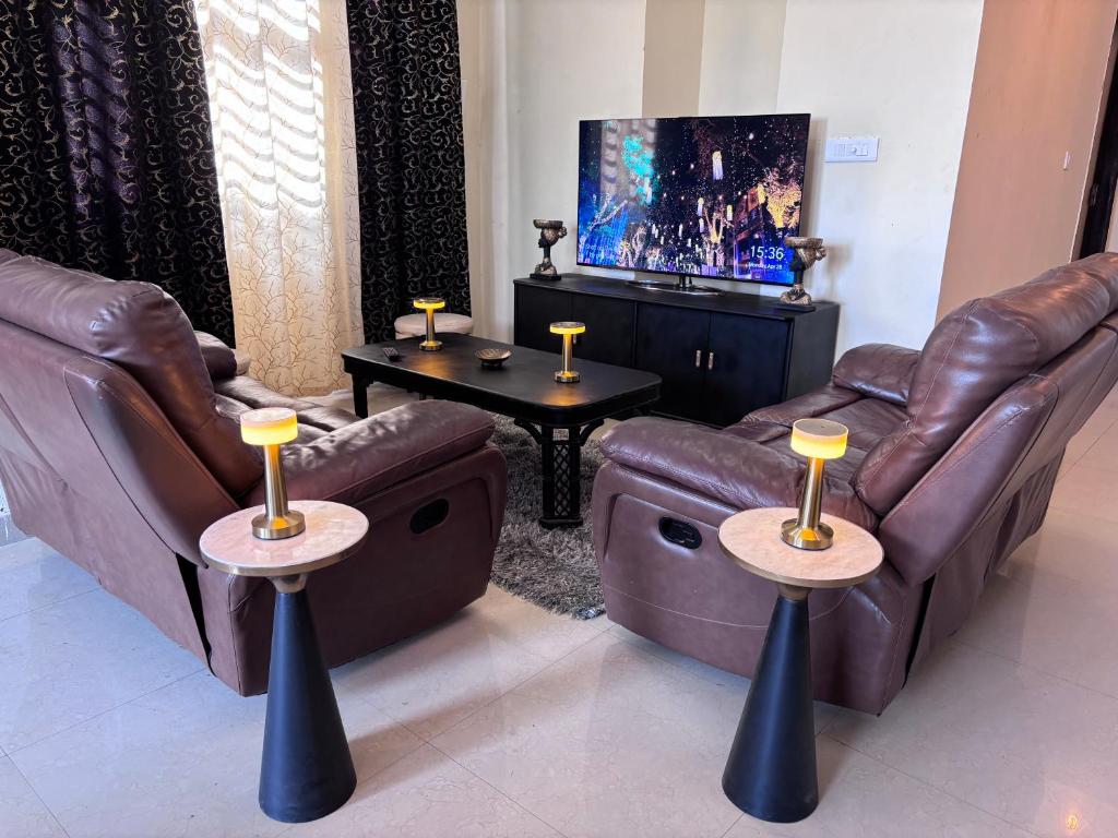 Posezení v ubytování Terminal Stay - Heavenly Independent Jungle Retreat Flat in Meerut