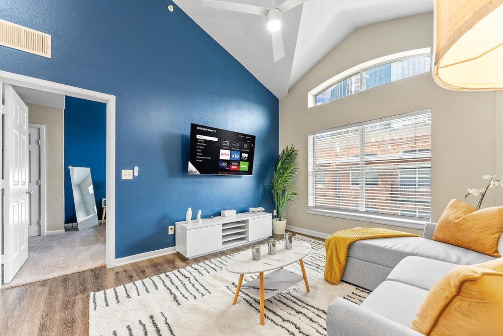 Телевізор і / або розважальний центр в Modern Haven in the Heart of Dallas