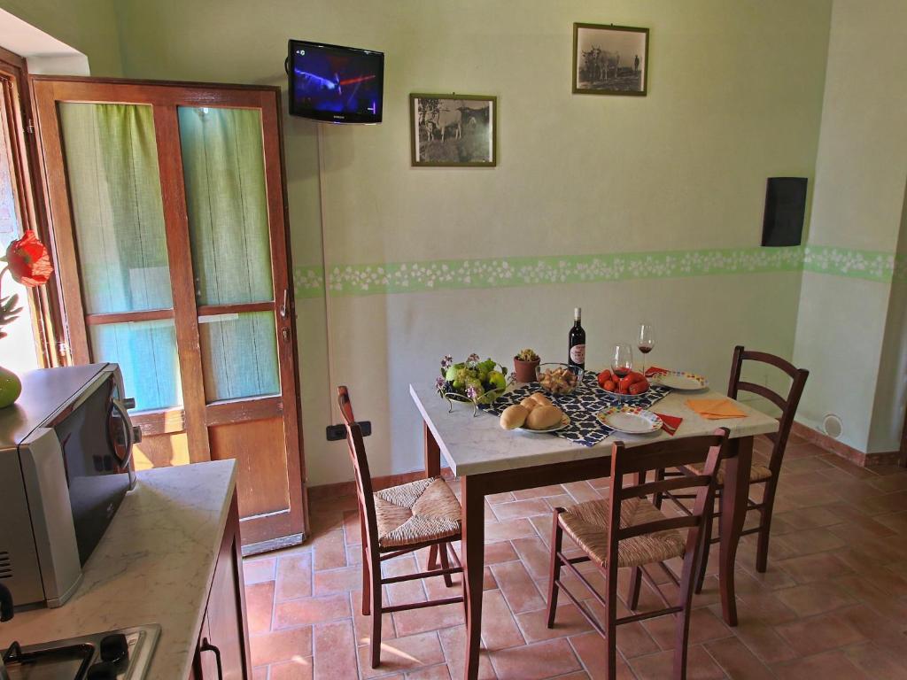 kuchnia ze stołem z jedzeniem w obiekcie Farmhouse in Città di Castello with Pool w mieście San Secondo