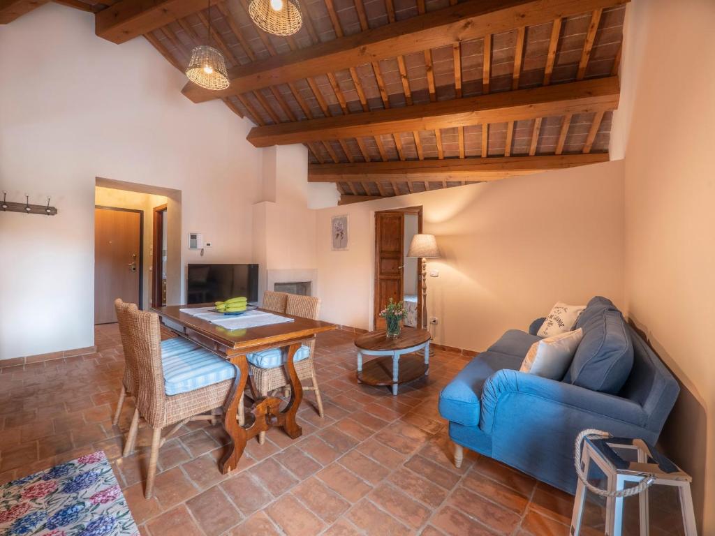 Telewizja i/lub zestaw kina domowego w obiekcie Stunning Apartment in Mombaroccio near Metauro River