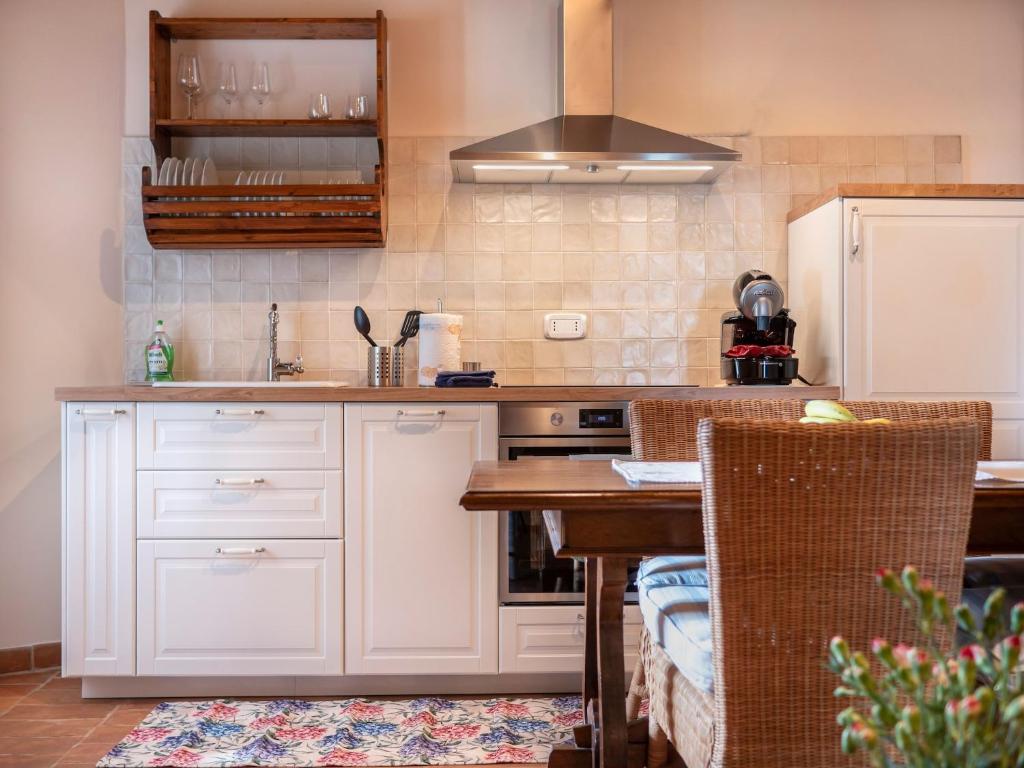 Kuchnia lub aneks kuchenny w obiekcie Stunning Apartment in Mombaroccio near Metauro River