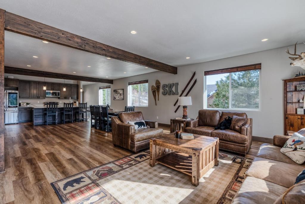 Χώρος καθιστικού στο The Trailblazer - Luxe Ski-In Ski-Out on Whitefish Mountain