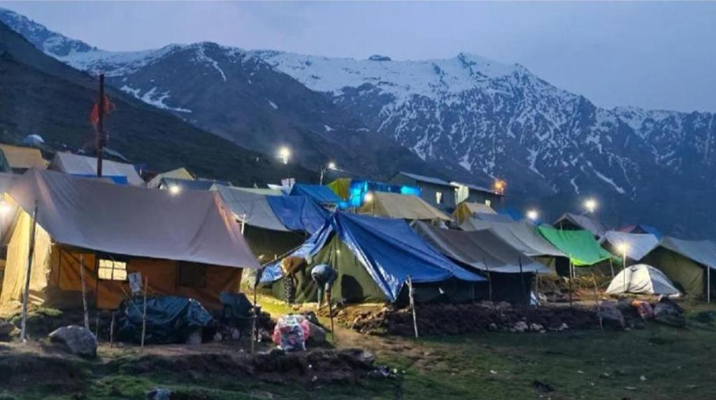 Nespecifikovaný výhled na hory nebo výhled na hory při pohledu z luxury tent