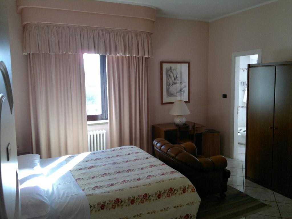 A bed or beds in a room at Hotel La Rotonda