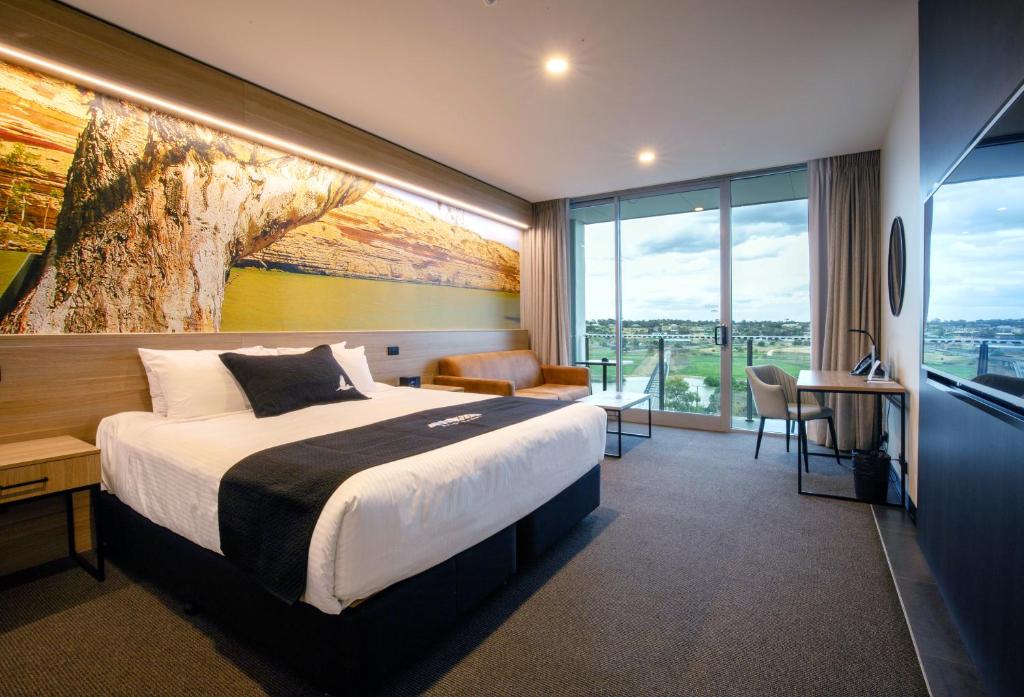 Una cama o camas en una habitación de Bridgeport Hotel