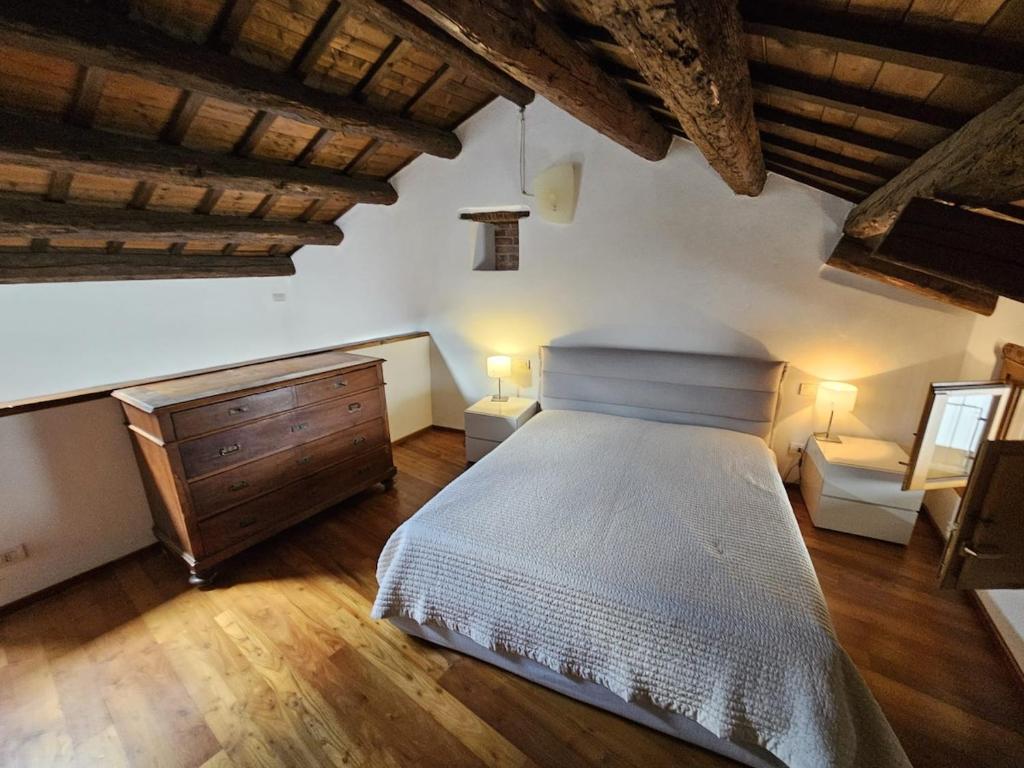 Postel nebo postele na pokoji v ubytování Elegant House in the Heart of Udine