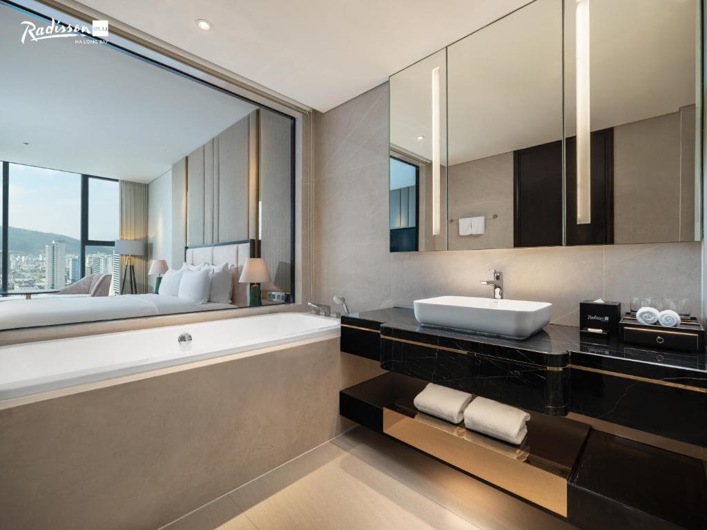 Radisson Blu Ha Long Bay - 8