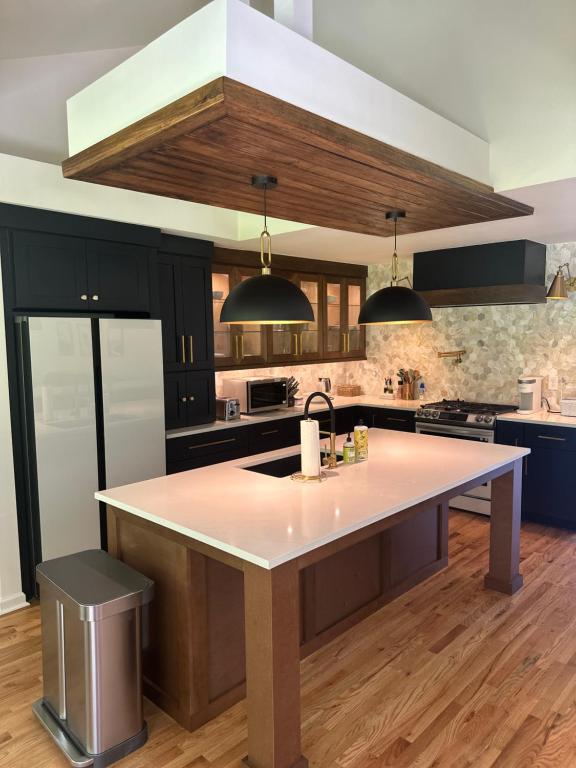 Η κουζίνα ή μικρή κουζίνα στο Spacious 5 bedroom house in charming Stone Mountain