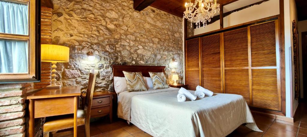 A bed or beds in a room at El Juacu