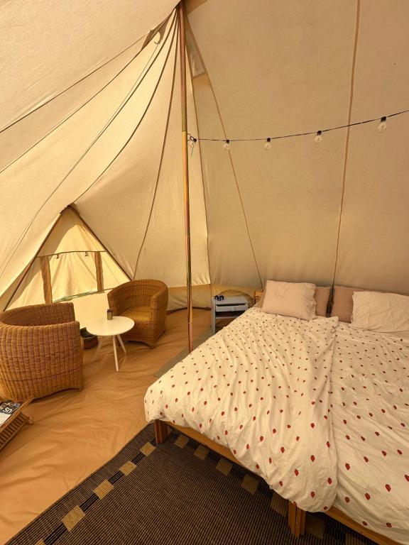 Postel nebo postele na pokoji v ubytování Big tent with real beds and ocean view