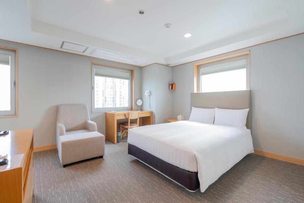 Postel nebo postele na pokoji v ubytování Toyoko Inn Daejeon Government Complex