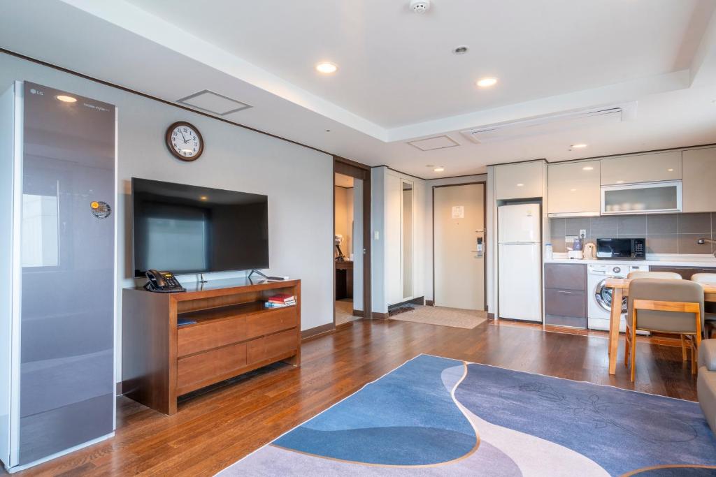Kuchyň nebo kuchyňský kout v ubytování Toyoko Inn Daejeon Government Complex