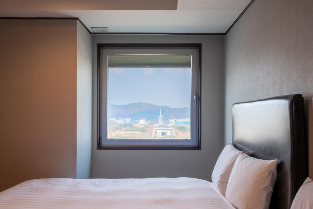 Postel nebo postele na pokoji v ubytování Toyoko Inn Daejeon Government Complex