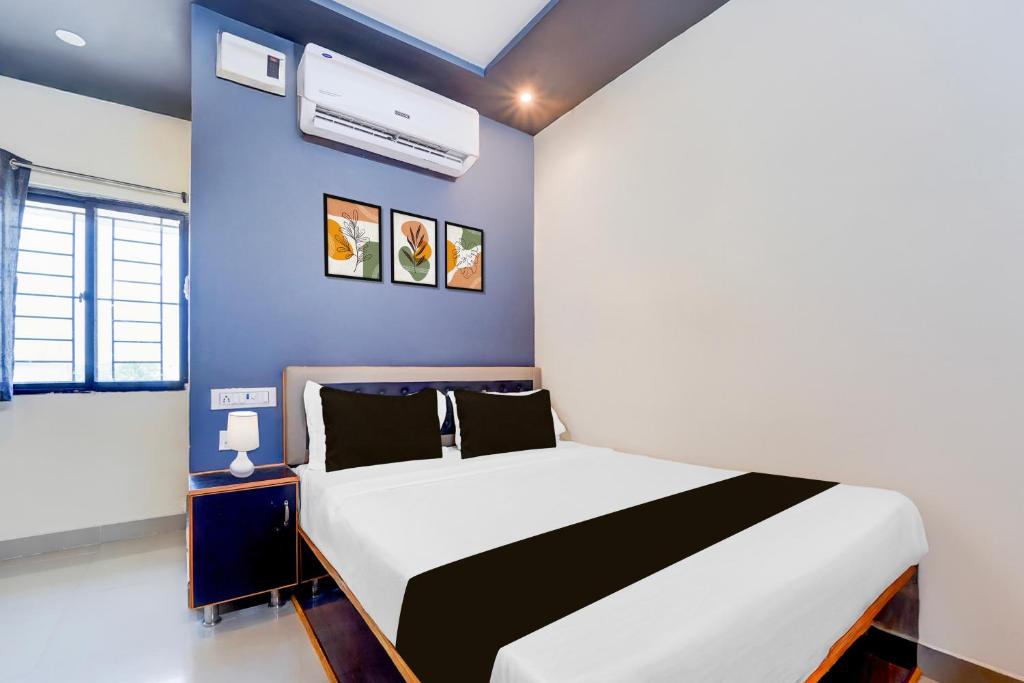 Postel nebo postele na pokoji v ubytování Super Hotel O Nagamalaipudukottai Madurai
