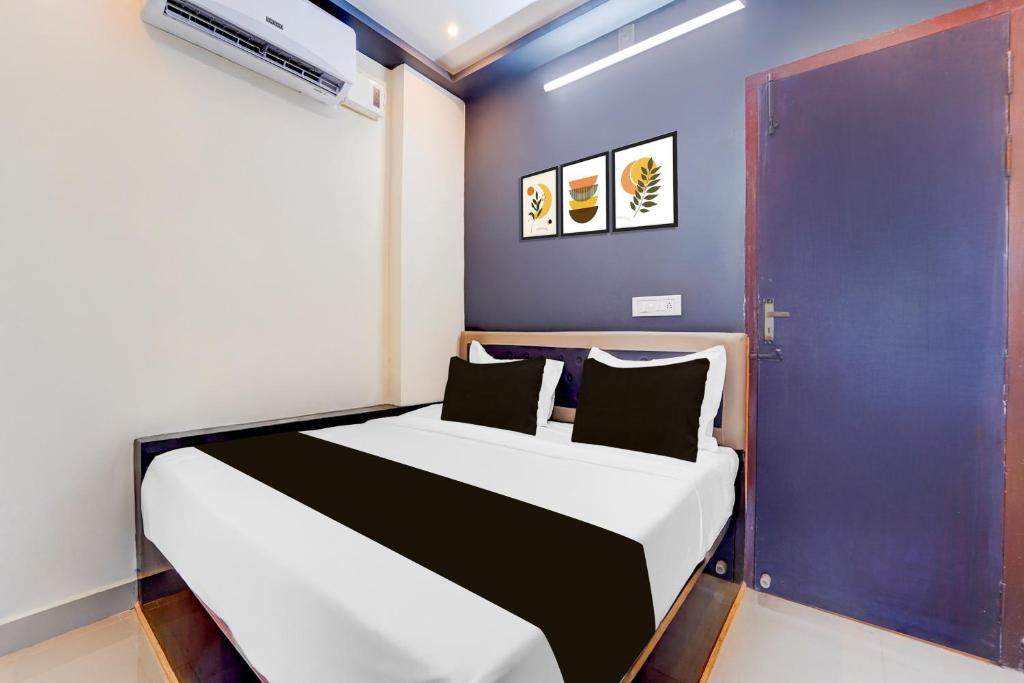 Postel nebo postele na pokoji v ubytování Super Hotel O Nagamalaipudukottai Madurai