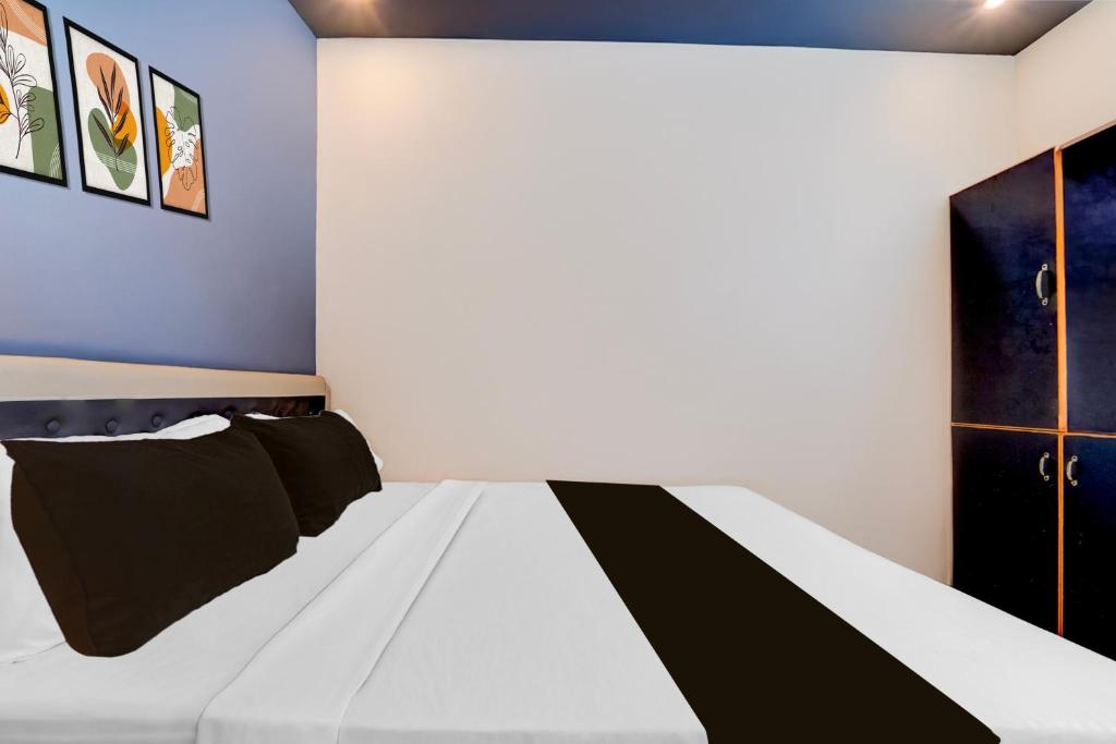 Postel nebo postele na pokoji v ubytování Super Hotel O Nagamalaipudukottai Madurai