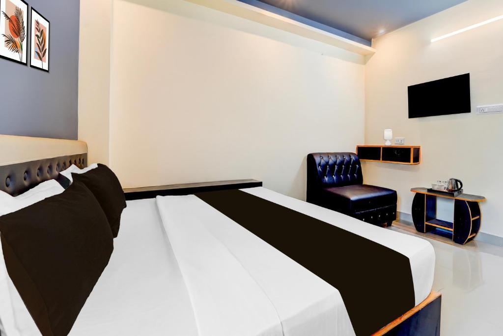 Postel nebo postele na pokoji v ubytování Super Hotel O Nagamalaipudukottai Madurai