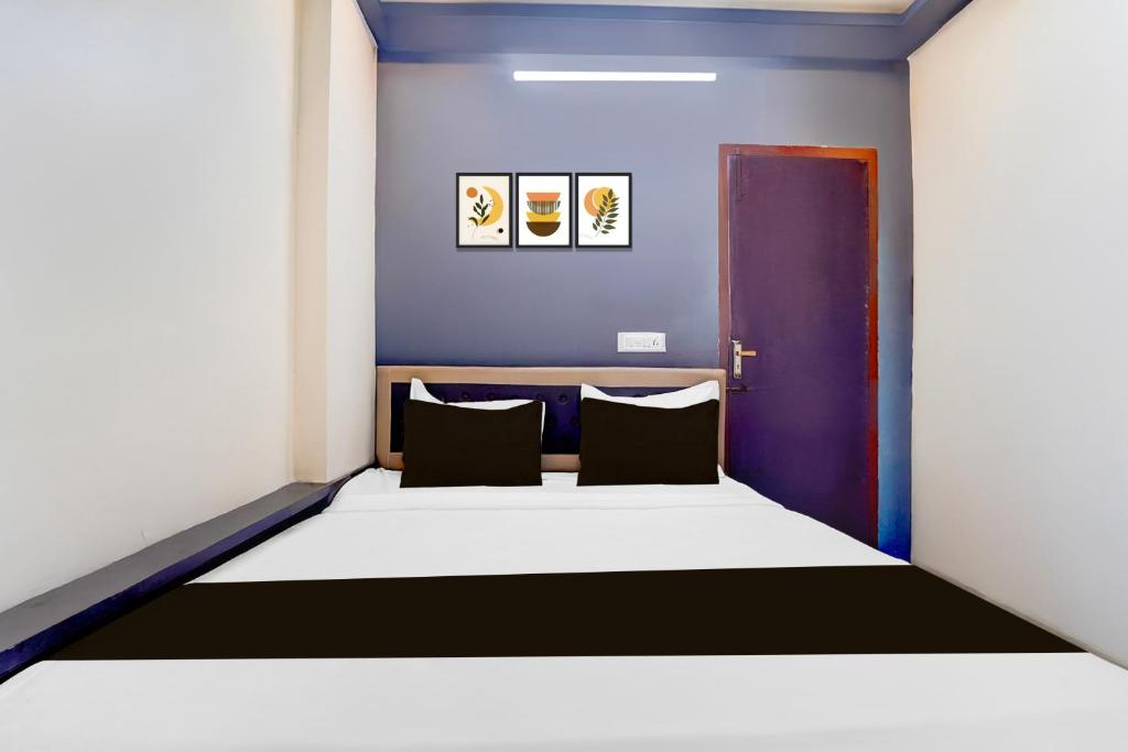 Postel nebo postele na pokoji v ubytování Super Hotel O Nagamalaipudukottai Madurai