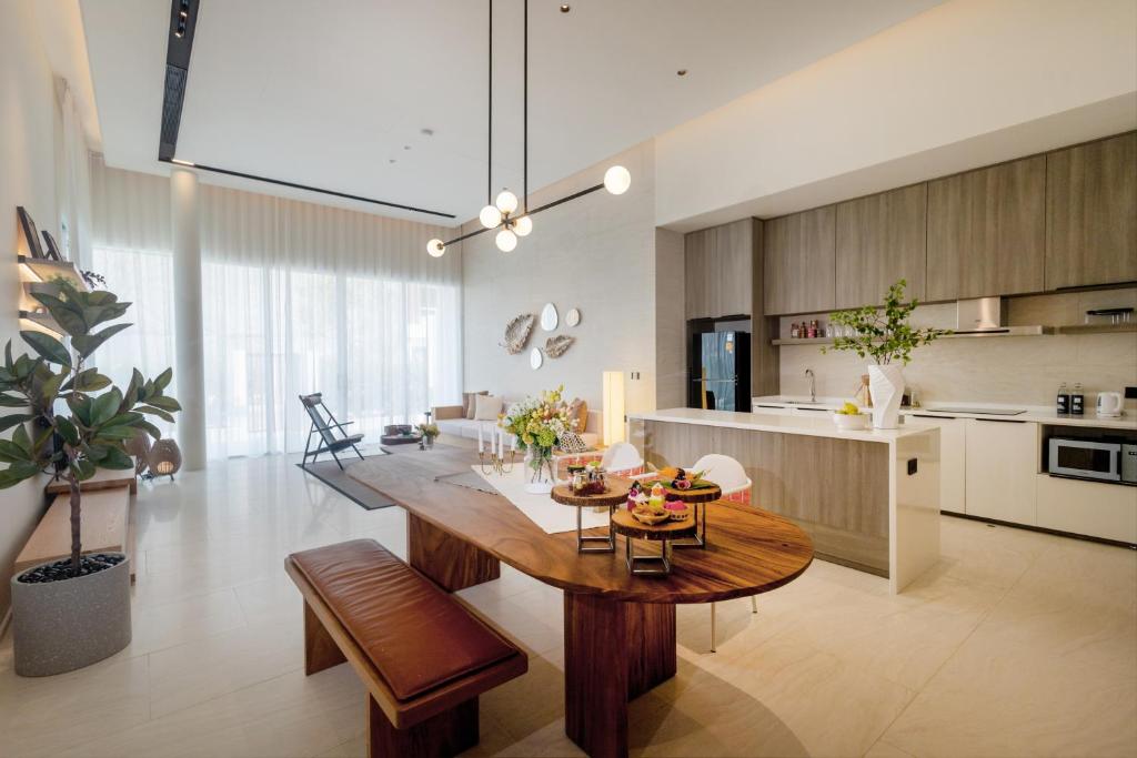 Kuchyň nebo kuchyňský kout v ubytování Veranda Pool Villas & Suite