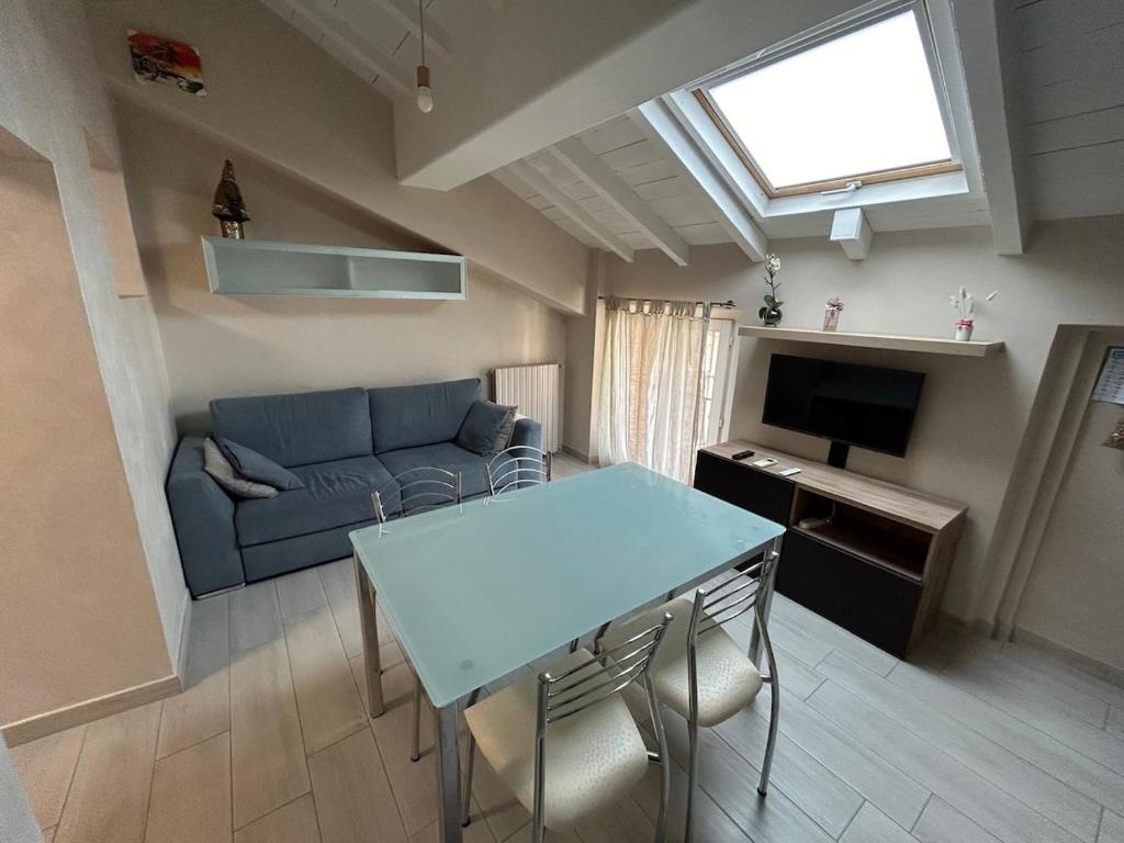 a living room with a blue table and a couch at Appartamento La Scaletta in Iseo