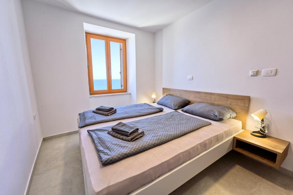 Postel nebo postele na pokoji v ubytování Apartments Punta Piran