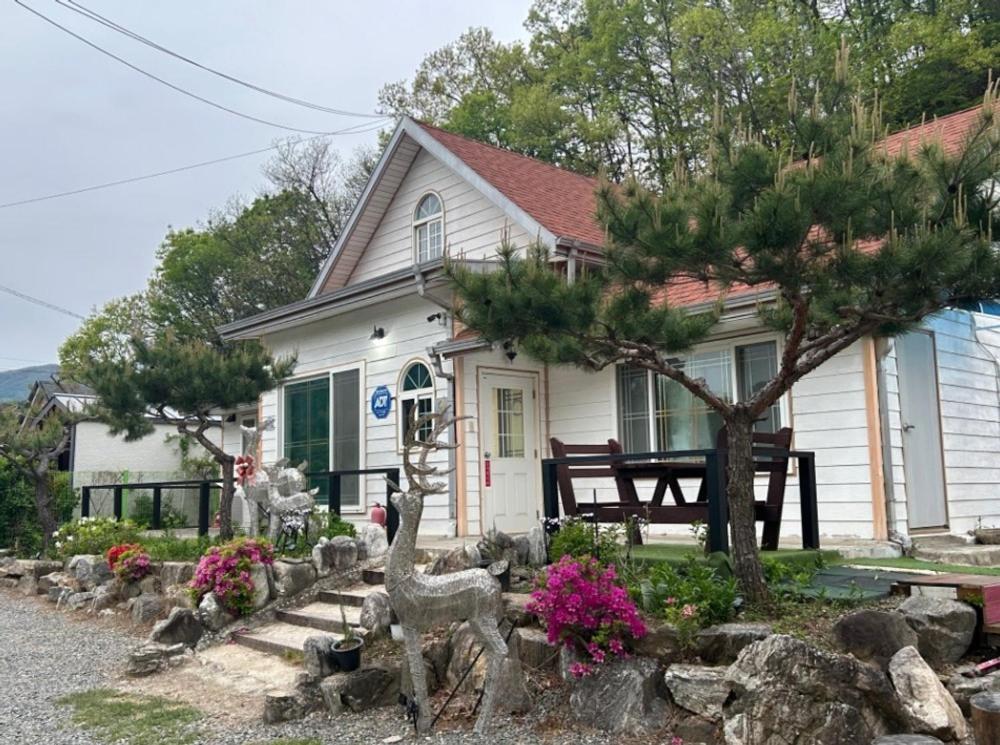 a house with a statue of a giraffe in front of it at Gapyeong Full Room Detached Pension in Gapyeong