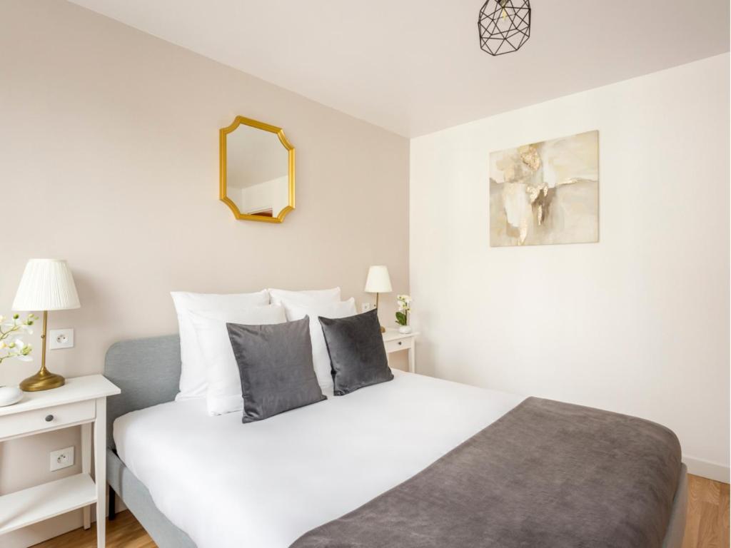 Postel nebo postele na pokoji v ubytování Merveil - Family Suite - Marais - Martin V